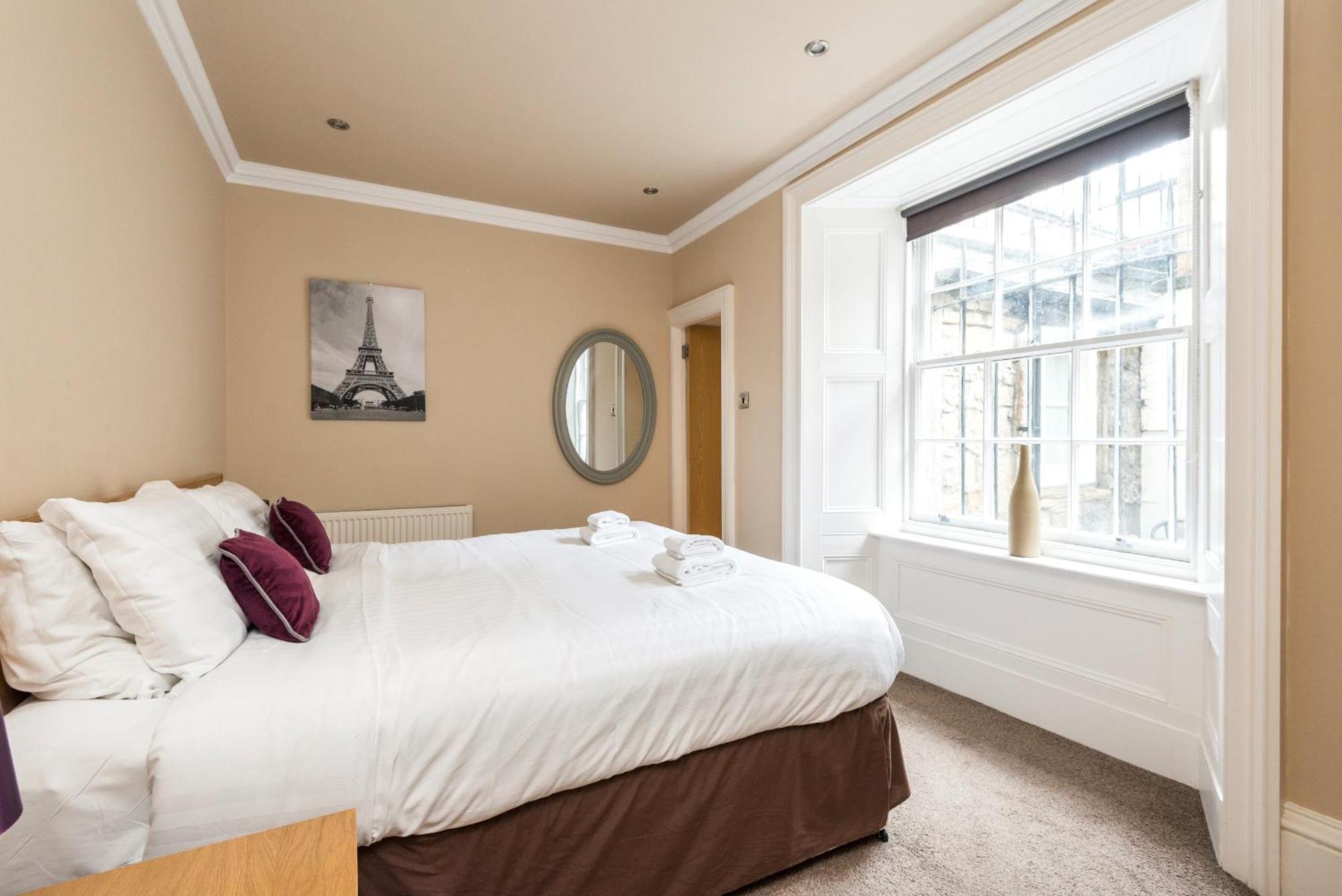 Large 3 Bed 3 Bath - New Town Appartement