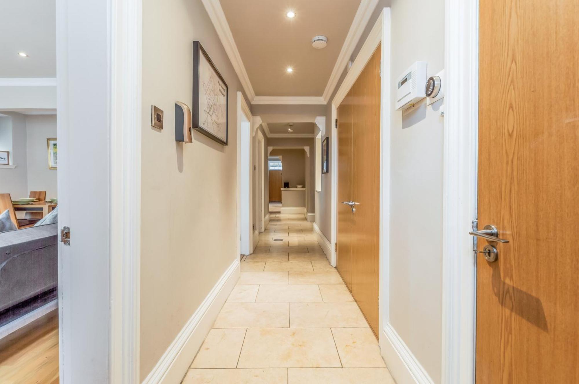 Large 3 Bed 3 Bath - New Town Appartement