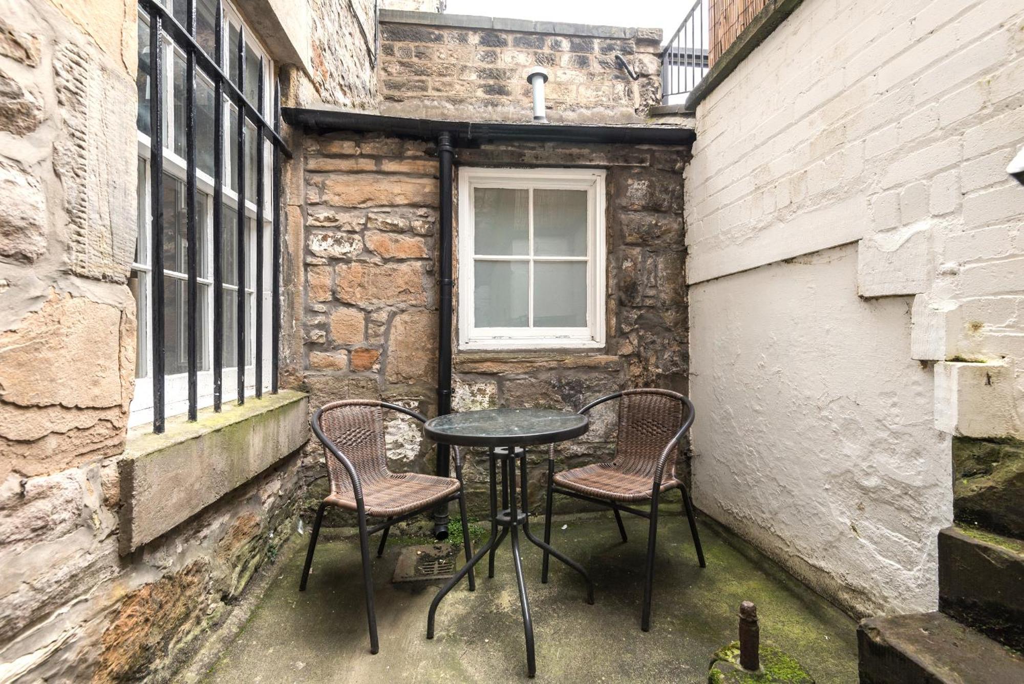 Large 3 Bed 3 Bath - New Town Appartement